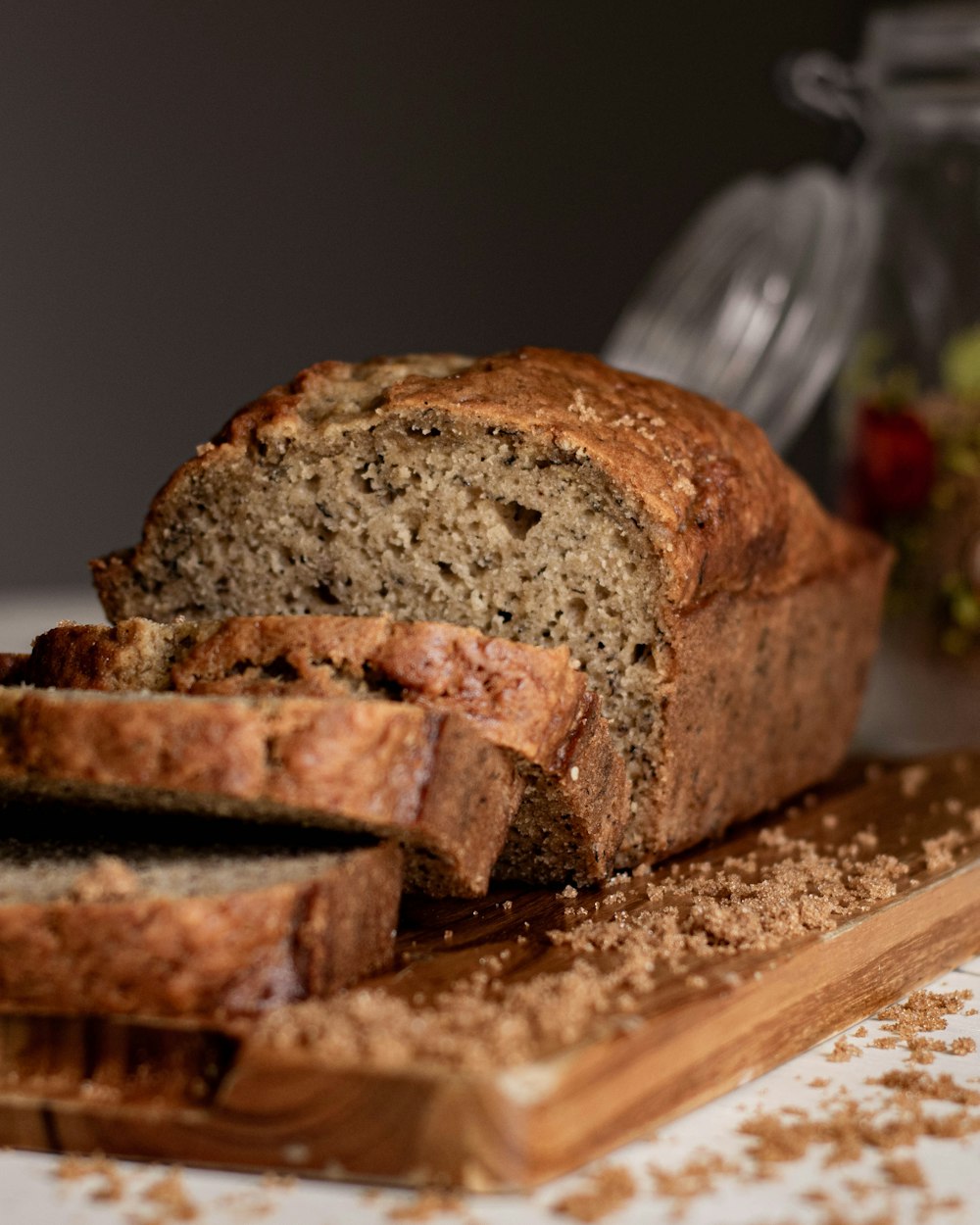 Banana bread a fette su un tagliere di legno