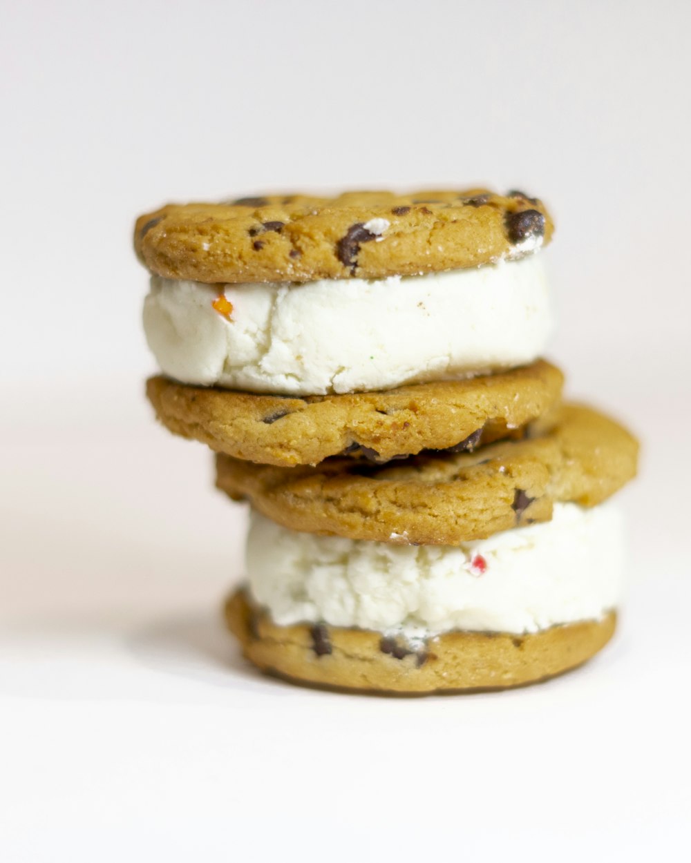 Biscotti farciti con gelato impilati su un piatto