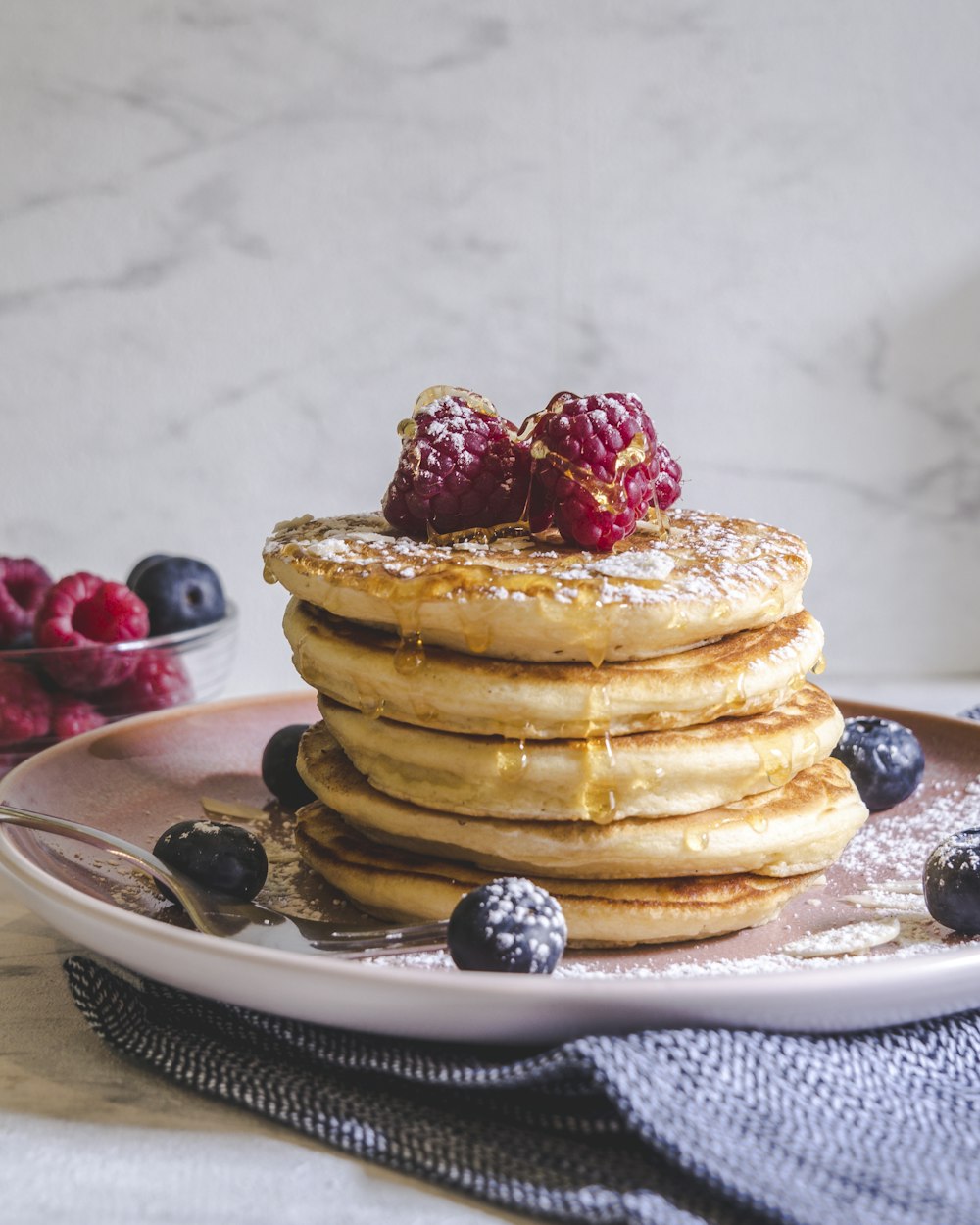 Pila di pancake con frutta fresca