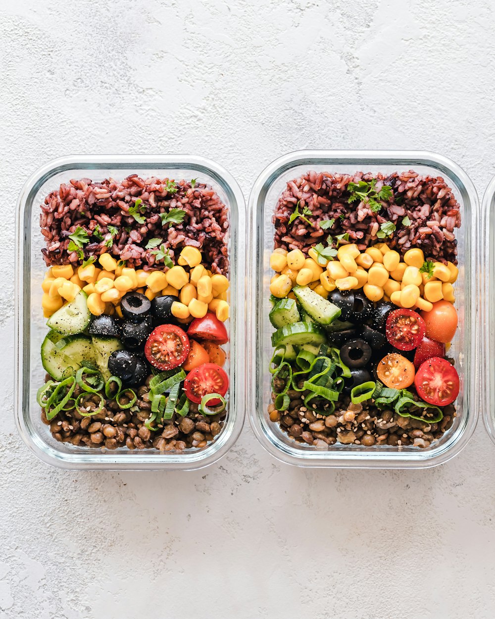 Contenitori per il pranzo con cereali, verdure e proteine