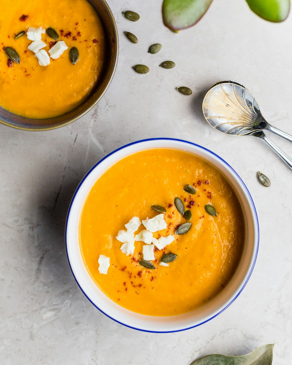 Zuppa di legumi e verdure in una ciotola di ceramica